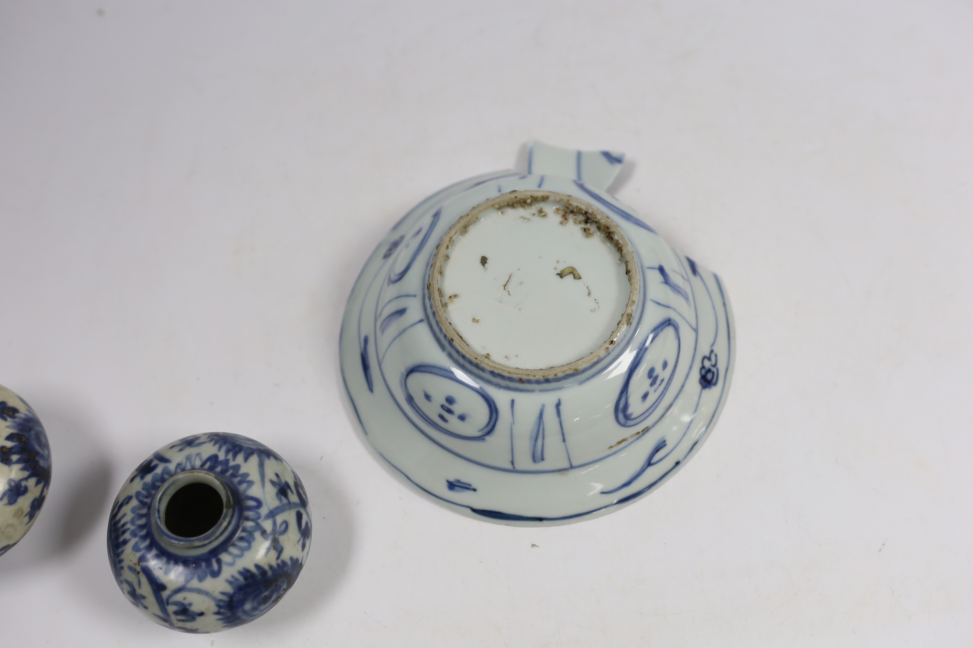 A pair of Chinese blue and white jarlets, Ming Dynasty and a Chinese kraak blue and white bowl, bowl 15cm (3)